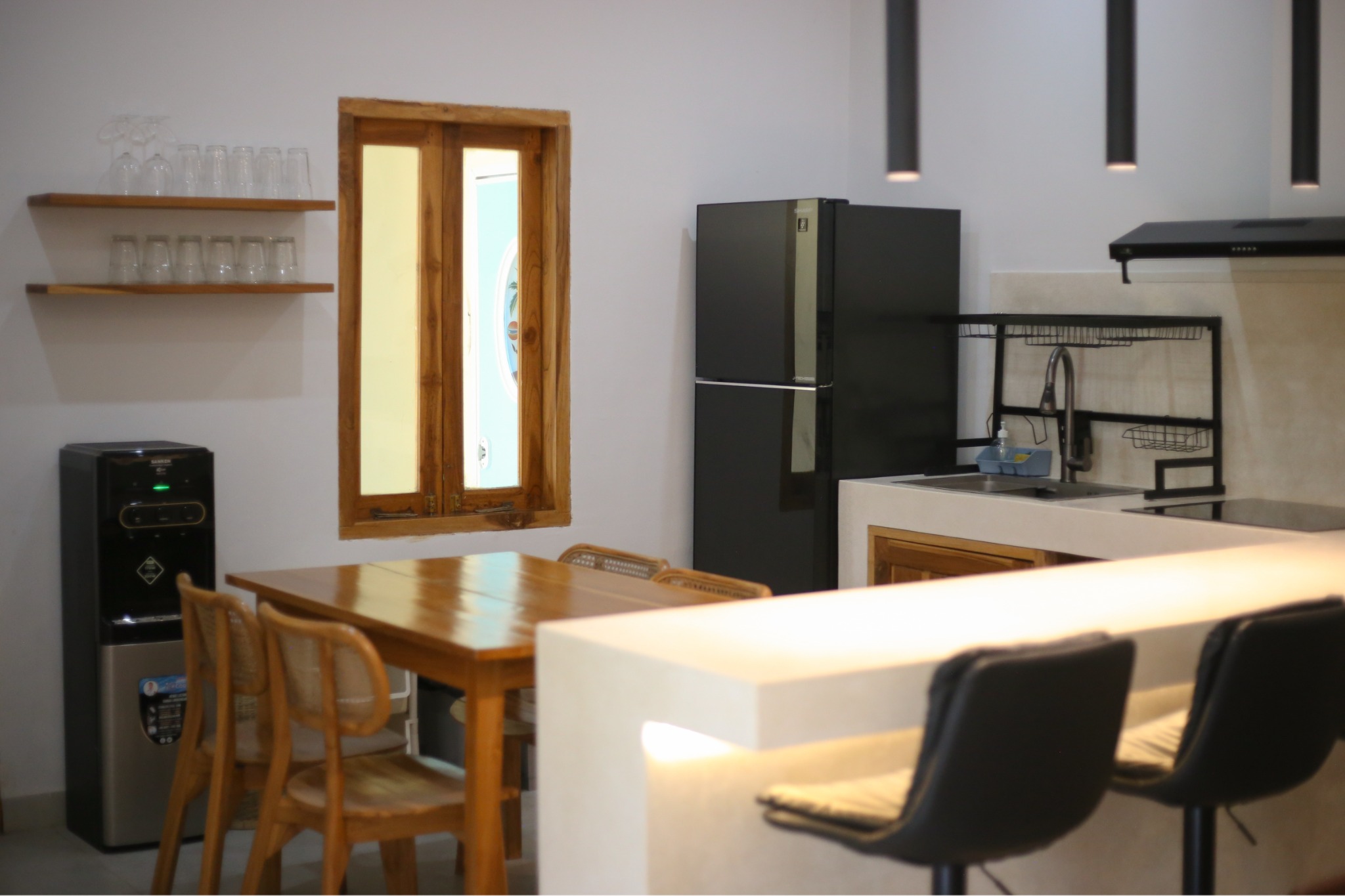 Kitchen, dining table and appliances